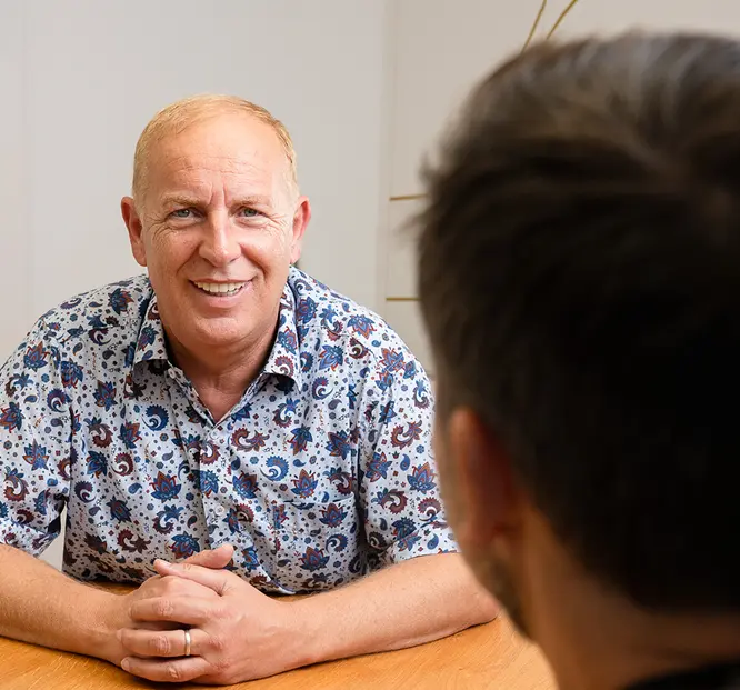Patient in einem Beratungsgespräch mit Dr. Henninger.