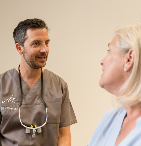 Dr. Henninger im persönlichen Gespräch mit einer Patientin