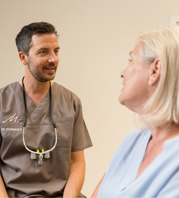 Dr. Henninger im persönlichen Gespräch mit einer Patientin