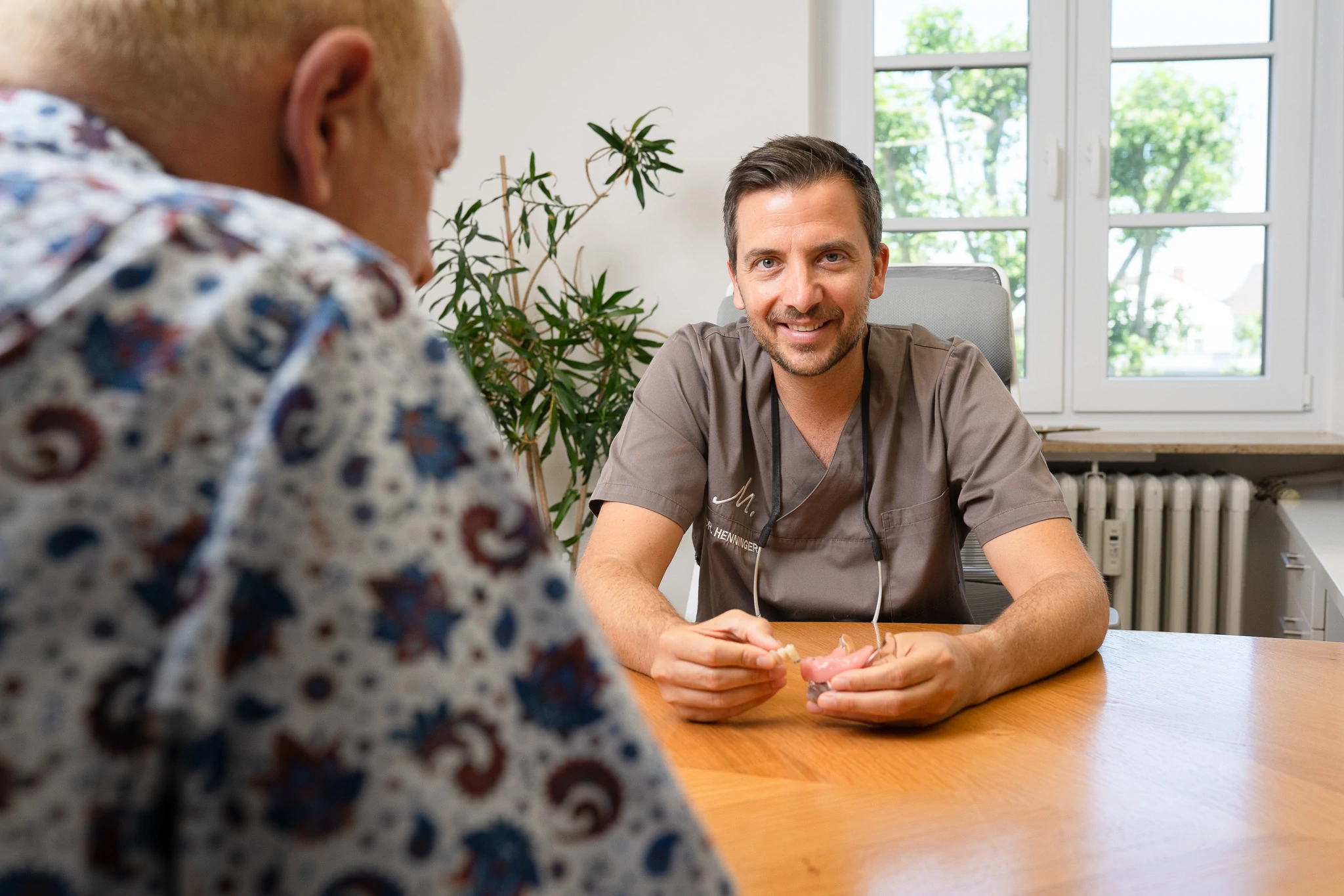 Dr. Henninger während einem Beratungsgespräch mit einem Patienten.