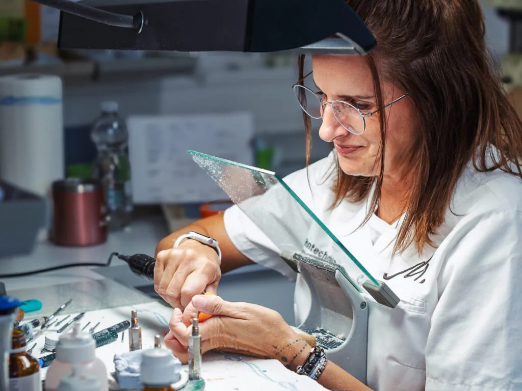 Zahntechnikerin bei der Arbeit im MGZ Dr. Henninger in Waghäusel