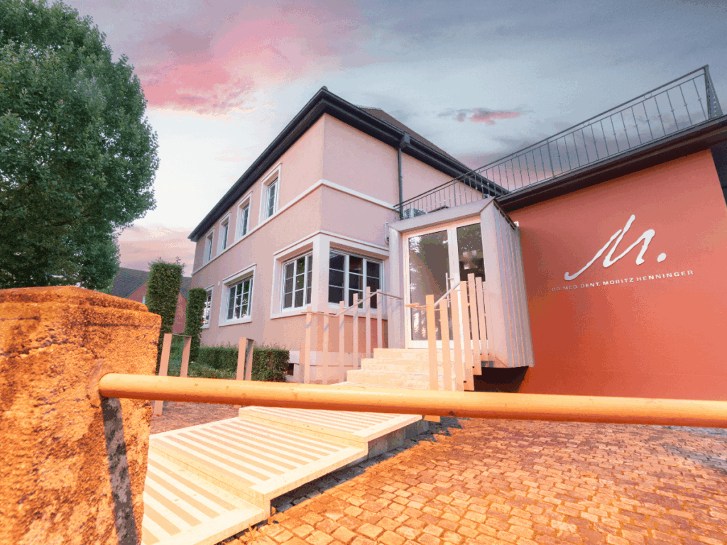 Außenansicht der Zahnarztpraxis Dr. Henninger in Waghäusel.