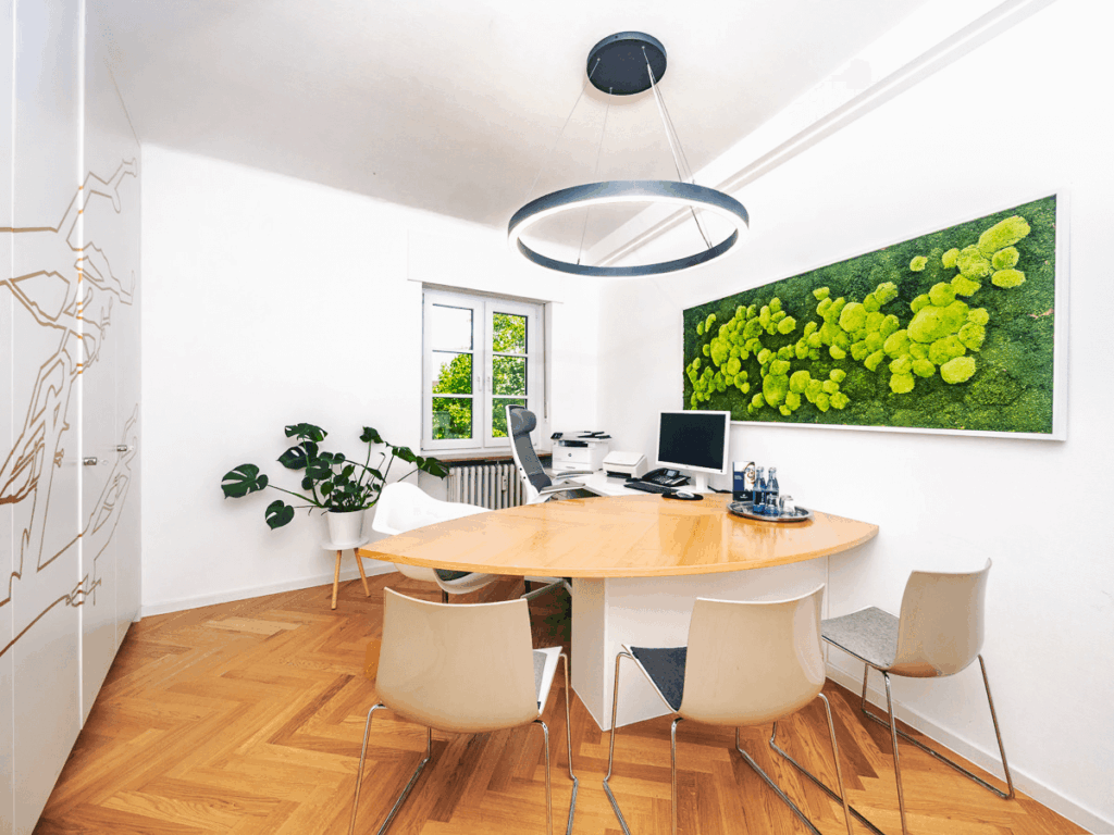 Modernes Beratungszimmer in der Zahnarztpraxis Dr. Henninger in Waghäusel schafft eine angenehme Atmosphäre.