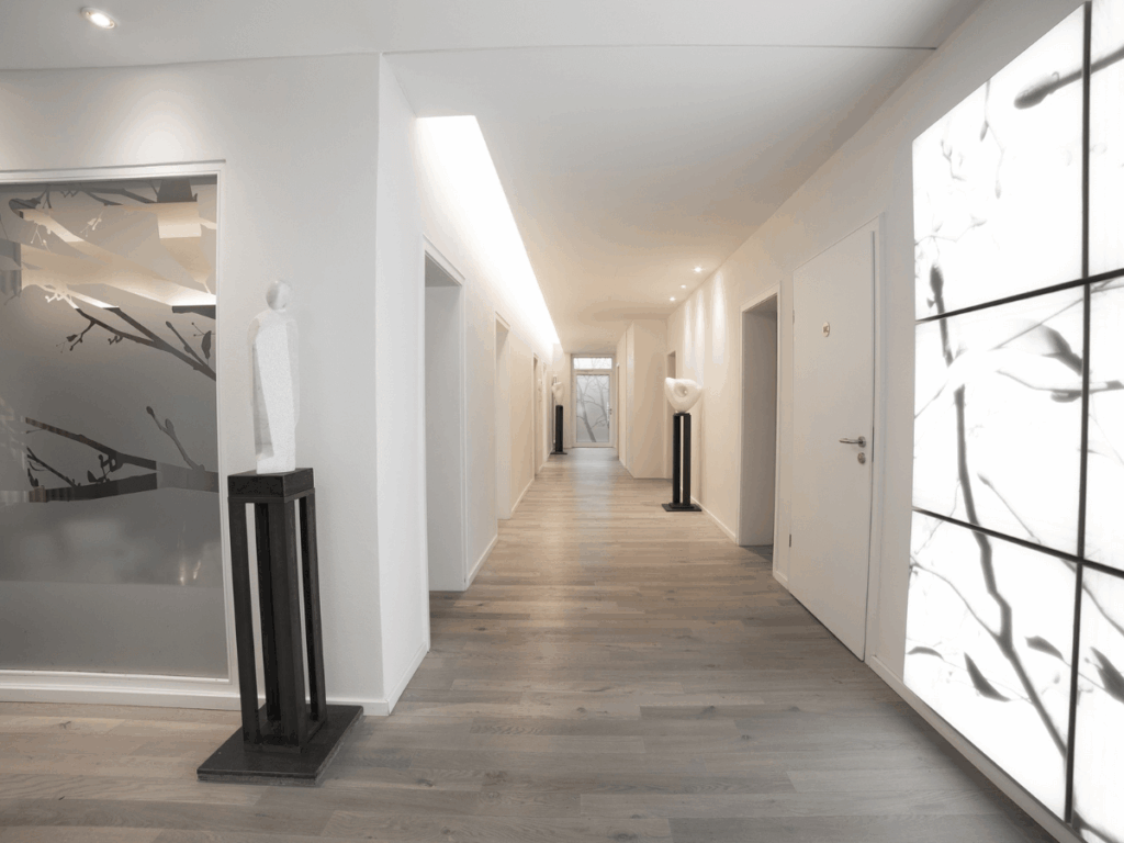 Flur im ersten Stock in der Zahnarztpraxis Dr. Henninger