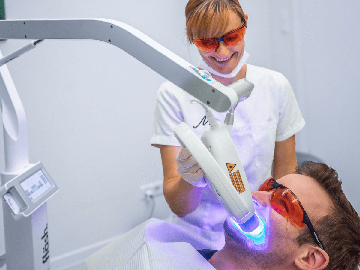 ZFA bleacht Patienten die Zähne.