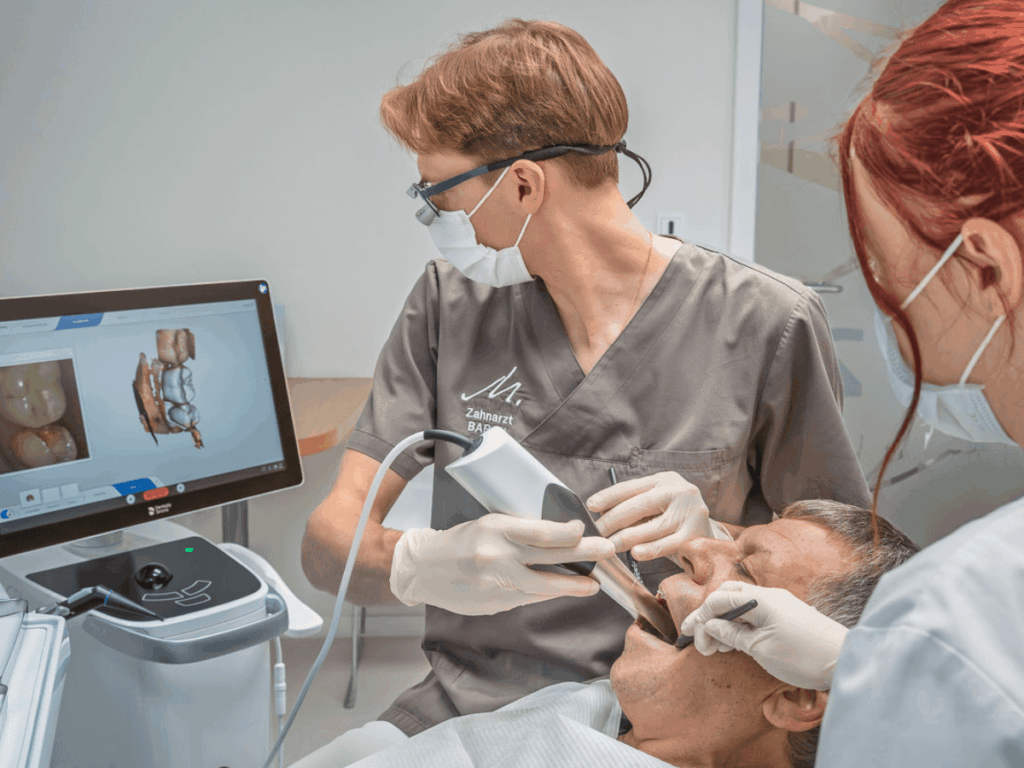 Zahnarzt Herr Baran führt 3D Scan für die Implantatplanung bei Patienten durch.