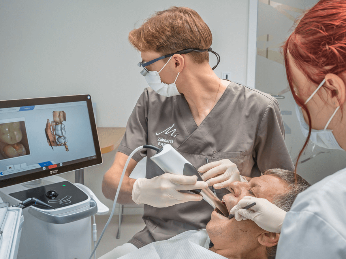 Zahnarzt Herr Baran führt 3D Scan für die Implantatplanung bei Patienten durch.