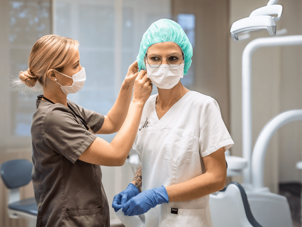 OP-Assistenz wird vorbereitet für Implantation.