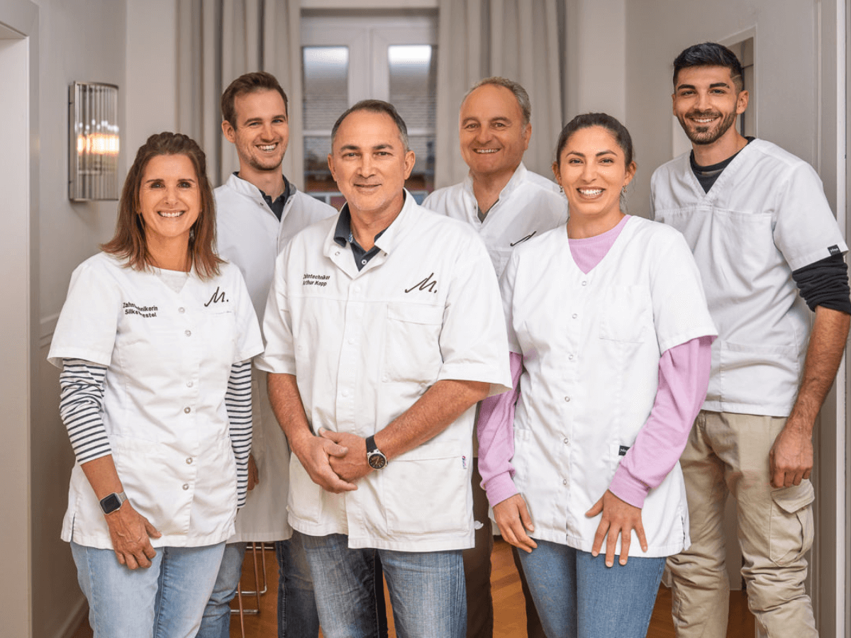 Teambild der Zahntechniker und Zahntechnikerinnen des Dentallabors in Waghäusel.