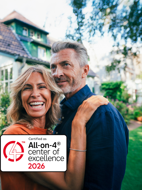 Glückliches Paar nach 4-all-On-Behandlung - mit Siegel All-on-4 Center of Excellence 2026